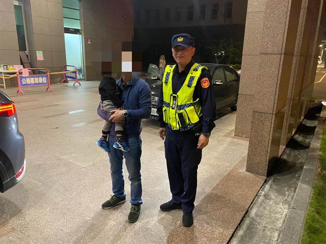 台南市政府警察局保安警察大队二中队员警秉持「春假期间，为民服务不打烊」精神，帮助民眾开道，前往安南医院急诊。（警方提供／李宜杰台南传真）