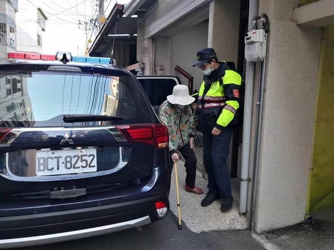 太平派出所員警巡邏時發現溫婦徘徊路口，疑似迷路，最後從婦人身上找到健保卡並透過人臉辨識系統確認身分無誤，協助護送返家。（台中市太平警分局提供／馮惠宜台中傳真）