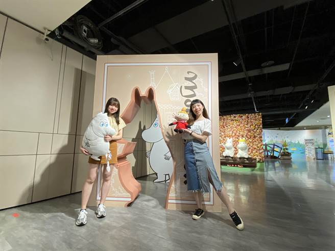 台中新光三越举办「MOOMIN花漾精灵」主题展，现场呈现噜噜米大型拍照框还有甜蜜春天噜噜米与可儿两米高花墙设计。（冯惠宜摄）