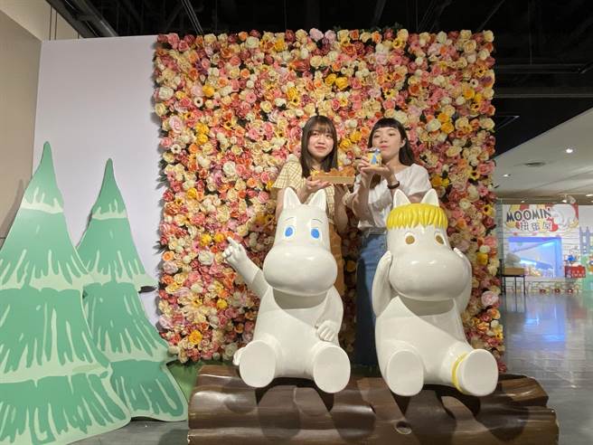 台中新光三越举办「MOOMIN花漾精灵」主题展，现场呈现噜噜米大型拍照框还有甜蜜春天噜噜米与可儿两米高花墙设计。（冯惠宜摄）