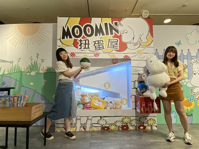 展场也推出两公尺巨型扭蛋机，最大奖有机会扭到价值3880元的噜噜米模型。（冯惠宜摄）