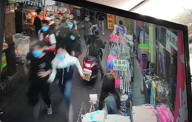 宜兰东门夜市4名恶煞疑争风吃醋当街砍情敌，上午全数落网。(胡健森翻摄)
