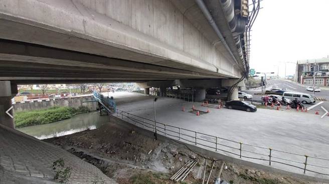 台南市政府工務局辦理萬代橋改建工程，3月2日起，將規畫用路人改道通行臨時鋼便橋。（工務局提供／李宜杰台南傳真）