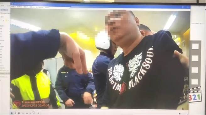 赵姓男子不满店员阻止插队，竟出手殴打店员，遭警方逮捕。（王扬杰翻摄）