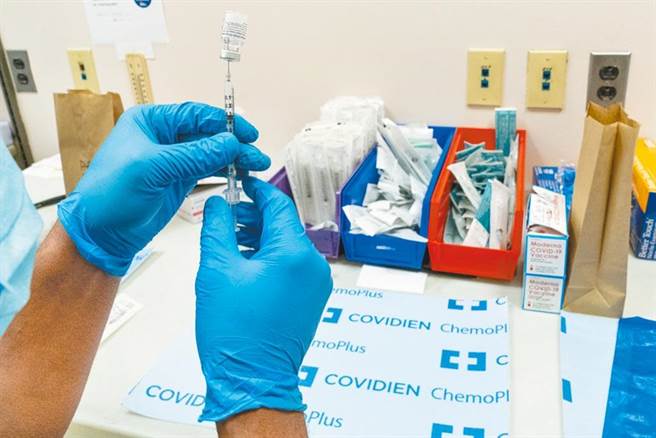 有没有意愿接种疫苗？谢宗学坦言，桃园医院院内感染事件确实给了他很大的警示，答案是会。（美联社资料照）