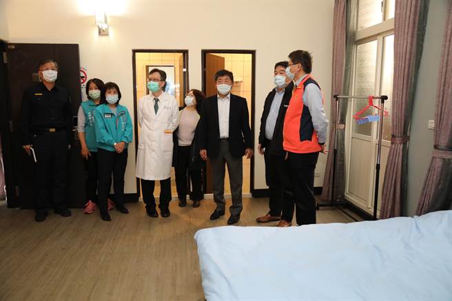 卫生福利部部长陈时中与医福会执行长王必胜等人，20日先后前往嘉义县两处检疫所视察。（嘉义县政府提供∕吕妍庭嘉义传真）