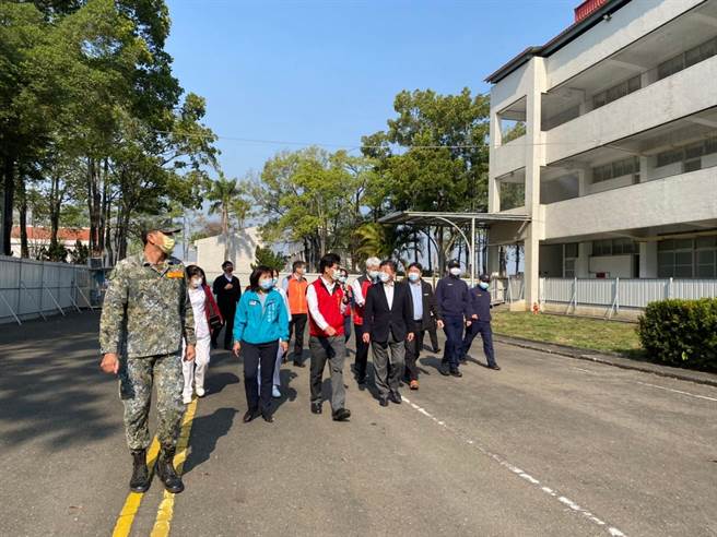 卫生福利部部长陈时中与医福会执行长王必胜等人，20日先后前往嘉义县两处检疫所视察。（嘉义医院提供∕吕妍庭嘉义传真）