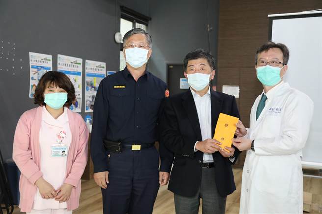 卫生福利部部长陈时中代表总统蔡英文送上6万元慰问金。（嘉义县政府提供∕吕妍庭嘉义传真）