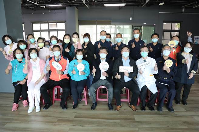 卫生福利部部长陈时中与医福会执行长王必胜等人，20日先后前往嘉义县两处检疫所视察。（嘉义县政府提供∕吕妍庭嘉义传真）