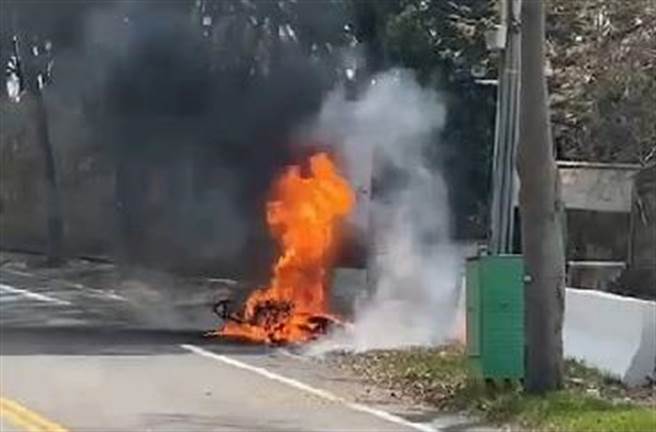 彰化139线 骑士压车过弯火烧车　28万元经典款化成一团熊熊烈火。（彰化踢爆网／吴敏菁彰化传真）