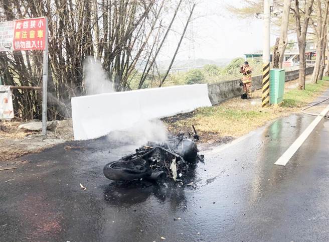 彰化139线 骑士压车过弯火烧车　28万元经典款化成一团熊熊烈火。（民眾提供／吴敏菁彰化传真）