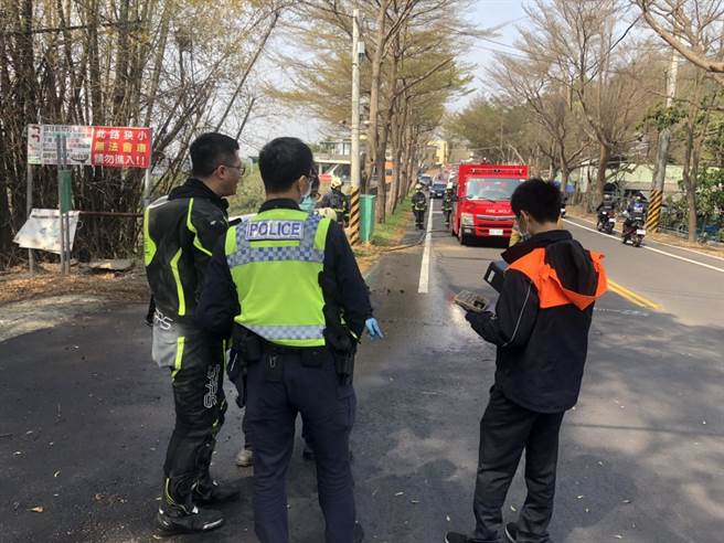 彰化139线 骑士压车过弯火烧车　28万元经典款化成一团熊熊烈火。（民眾提供／吴敏菁彰化传真）