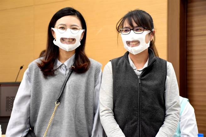 台湾康匠制造公司制造捐赠3500个友善透明口罩给嘉义市，主要提供给特教老师使用。（吕妍庭摄）