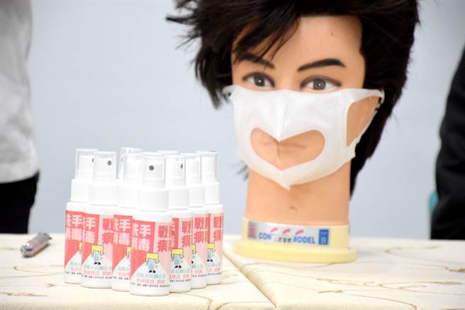 布嘉市获松田建设捐赠2万5000个酒精喷瓶，以及台湾康匠制造公司制造的3500个友善透明口罩。（吕妍庭摄）