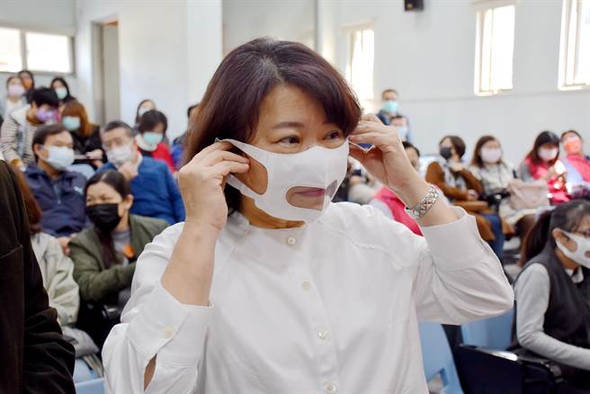 嘉义市长黄敏惠也亲自试戴友善透明口罩。（吕妍庭摄）