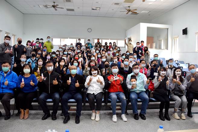 市府今上午在南兴国中举办「110年各公立国民中小学暨幼儿园因应严重特殊传染性肺炎防疫工作会议」，会中宣布7大防疫措施。（吕妍庭摄）