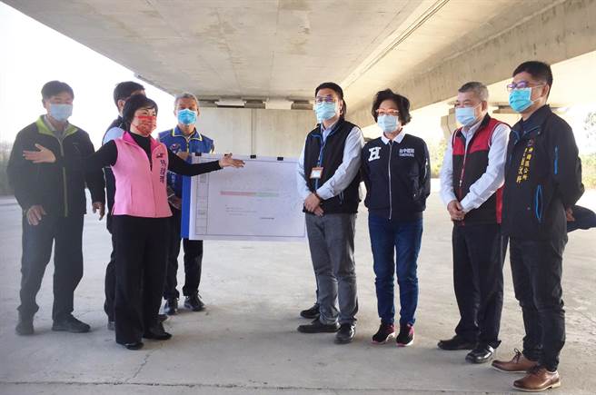 立委杨琼璎及市议员罗永珍等，20日邀集相关单位进行迁建事宜会勘。（陈世宗摄）