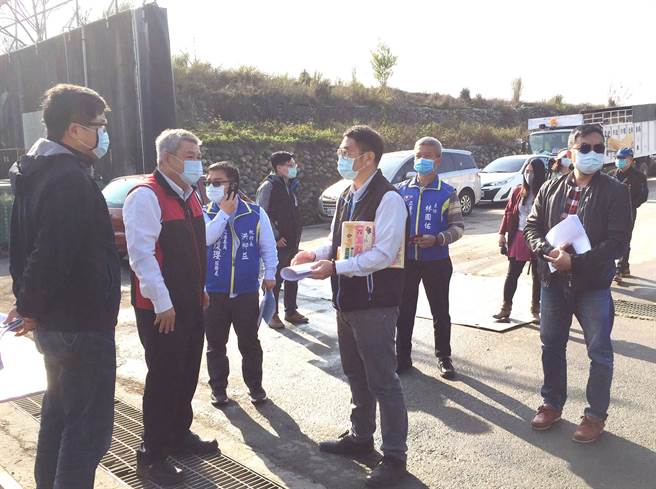 高公局中区养护工程分局长彭焕儒（左二）就相关议题进行讨论。（陈世宗摄）