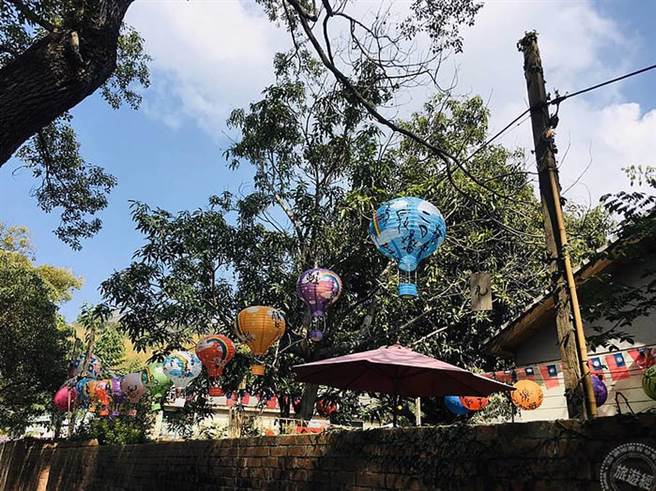 感受雾峰当地元宵风情 搭乘阿罩雾专车送活力牛小提灯(旅游经提供)