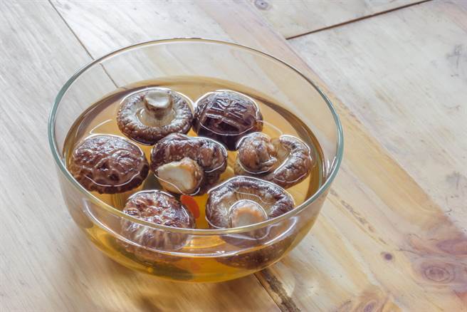 乾香菇味道浓郁，经泡发后拿来煮汤、炖粥、拌炒青菜都很美味，是一受欢迎的日常食材。（达志影像/shutterstock)