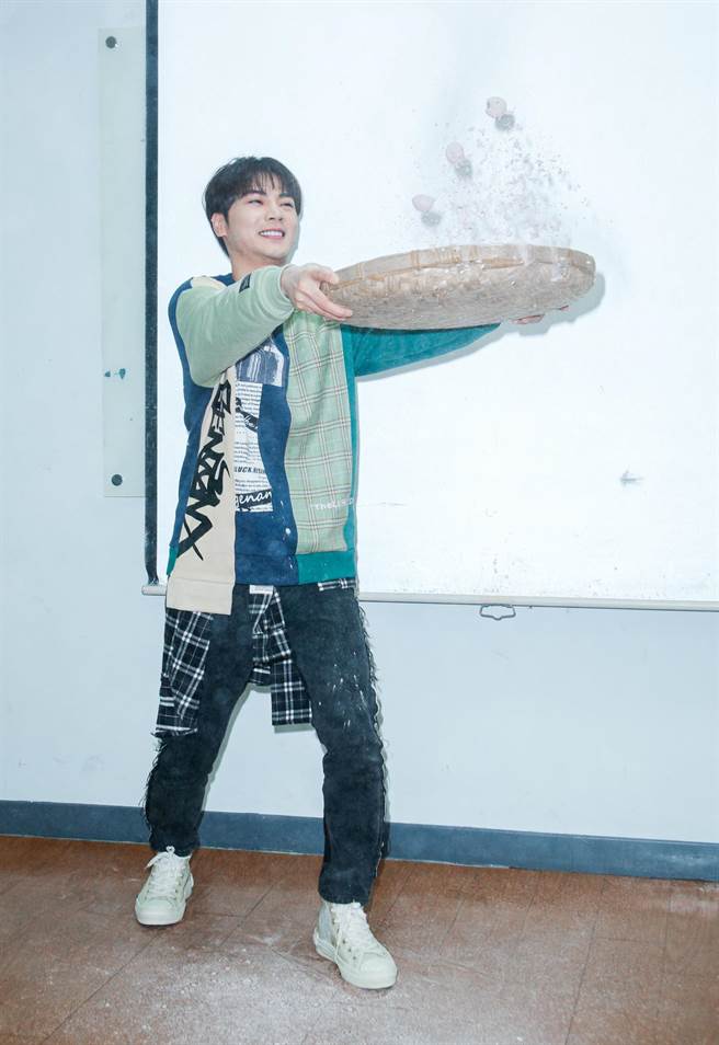 古曜威出席公益活动，现场搓元宵。（吴松翰摄）