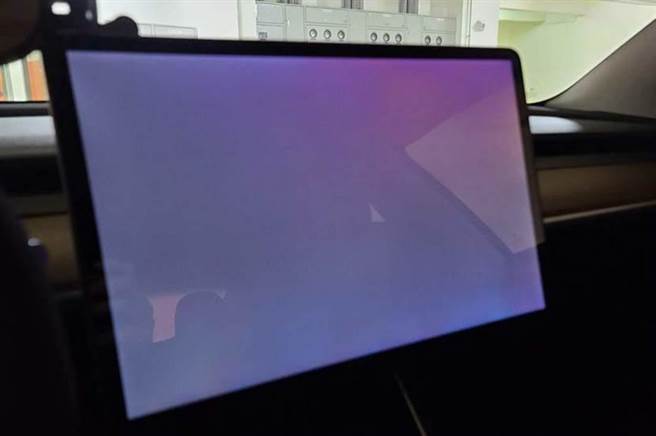 车主实测bug，特斯拉导航会关机重开。（翻摄YouTube）