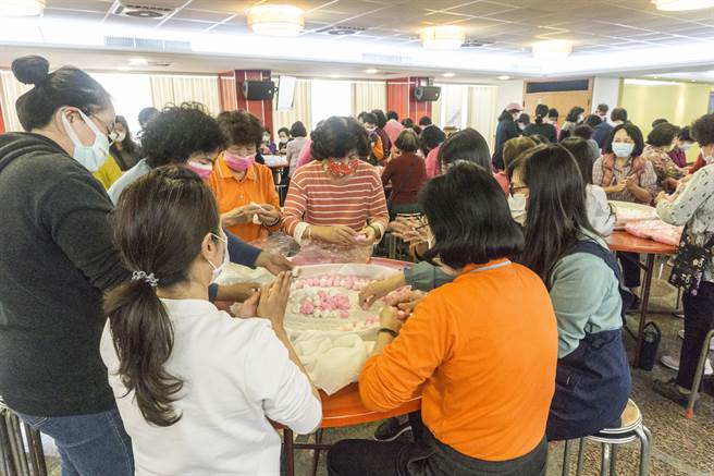 万和宫志工今天一起搓60斗汤圆，供应信眾食用保平安，祈求妈祖保佑善信大德，在新的一年平安顺利、万事圆满。（万和宫提供／陈世宗台中传真）