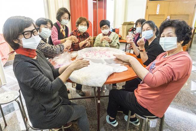 万和宫志工今天一起搓60斗汤圆，供应信眾食用保平安，祈求妈祖保佑善信大德，在新的一年平安顺利、万事圆满。（万和宫提供／陈世宗台中传真）