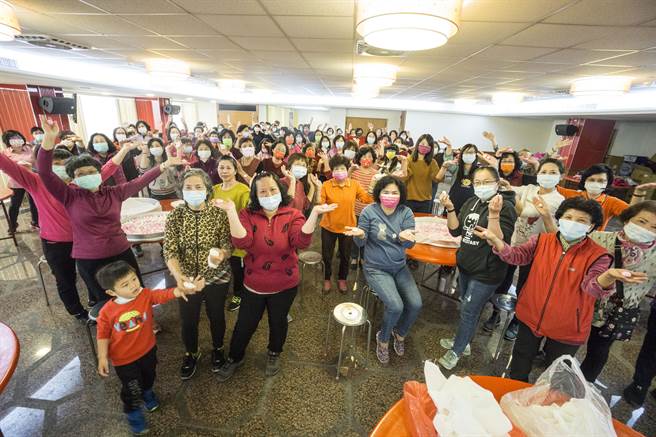 万和宫志工今天下午一起搓汤圆的欢乐场面。（万和宫提供／陈世宗台中传真）