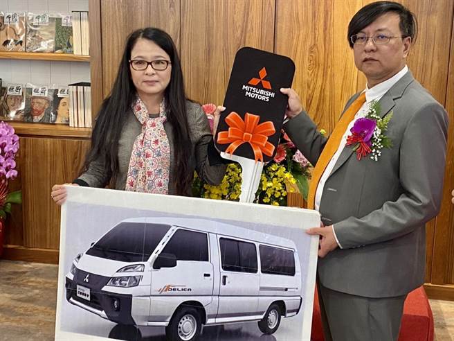 台灣房屋總經理林振源（右）將車輛及鑰匙圖卡交給「阿寶基金會」董事 長耿蓉，代表車輛捐贈完成。（台灣房屋提供／胡健森宜蘭傳真）
