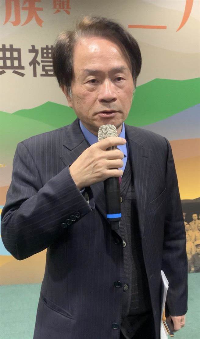 国史馆长陈仪深19日表示，台湾文献馆典藏总督府檔案、台湾省政府珍贵资料和许多有价值的文物，文献馆的价值不容轻易抹杀。（廖志晃摄）