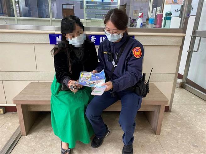 中興分局員警（右）接獲通報後到現場了解，破解詐騙集團的伎倆，成功保住簡姓婦人（左）的錢財。（中興警分局提供／黃立杰南投傳真）