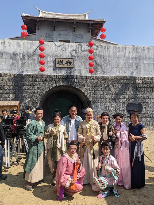 台南市政府将閒置的盐水岸内糖厂打造成影视基地，公视《傀儡花》剧组之前搭建的清朝街景被看上，电视歌仔戏《嘉庆君游台湾》20日也举行开镜仪式，即将在此拍摄。（庄曜聪摄）