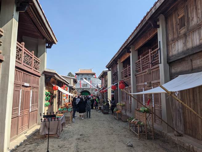 台南市政府将閒置的盐水岸内糖厂打造成影视基地，公视《傀儡花》剧组之前搭建的清朝街景被看上，将成为电视歌仔戏《嘉庆君游台湾》的拍摄场景。（庄曜聪摄）