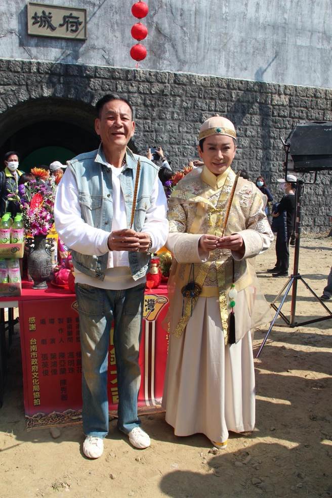 由歌仔戏天王小生陈亚兰（右）制作、并担当主演的歌仔戏《嘉庆君游臺湾》，20日于台南府城开镜，该剧礼聘国宝级歌仔戏天王杨丽花担任艺术顾问、邀请故宫博物院前院长冯明珠担任文化顾问。金钟视帝龙劭华（左）接到陈亚兰邀约，二话不说允诺特别演出。（欣湉国际提供）