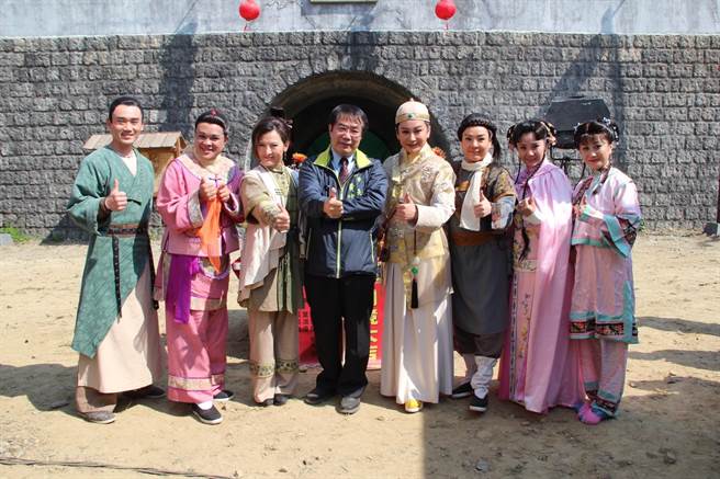 台南市市长黄伟哲（中）出席陈亚兰（右四）制作兼主演《嘉庆君游臺湾》开镜记者会。（欣湉国际提供）