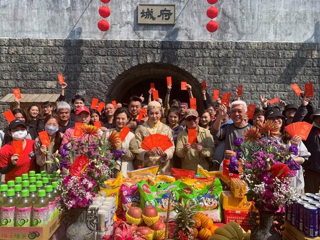 陈亚兰现场发红包给工作人员，祝贺大家今年事业火红。（欣湉国际提供）