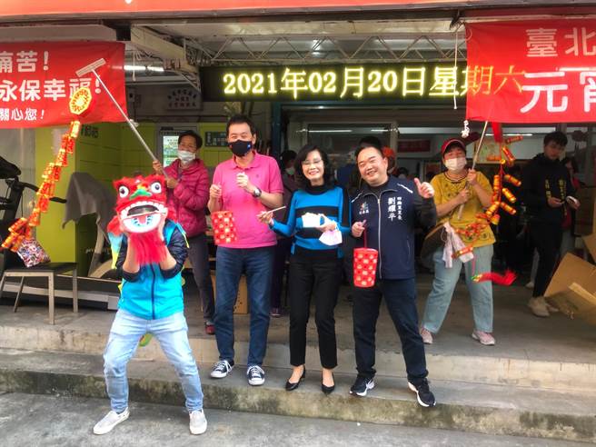 立委费鸿泰舞龙欢乐团到社区与民同乐，市议员秦慧珠和四维里长刘耀平也加入表演团队，现场气氛十分热闹有趣。（立委费鸿泰提供）