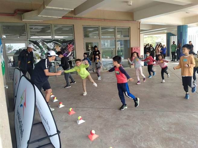 台中市政府运动局和主办单位Victor_ly杯，20日在活动现场合作推动免费迷你网球体验，搭配游戏寓教于乐。（台中市政府提供）