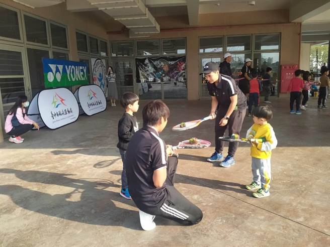 迷你网球弹跳力较一般网球弱些，提高初学者的打击率，增加儿童的自信心，也提升专注力。（台中市政府提供）