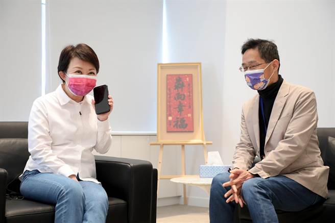 台中市長盧秀燕(左)親自與得獎人通話祝賀。（台中市政府提供／陳世宗台中傳真）