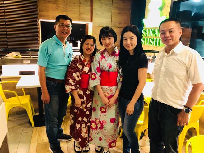 面對新冠肺炎疫情威脅，崇仁醫護管理專科學校餐飲管理科今年仍有7名學子為汲取實務經驗，提升專業競爭力。（崇仁醫護管理專科學校提供∕呂妍庭嘉義傳真）