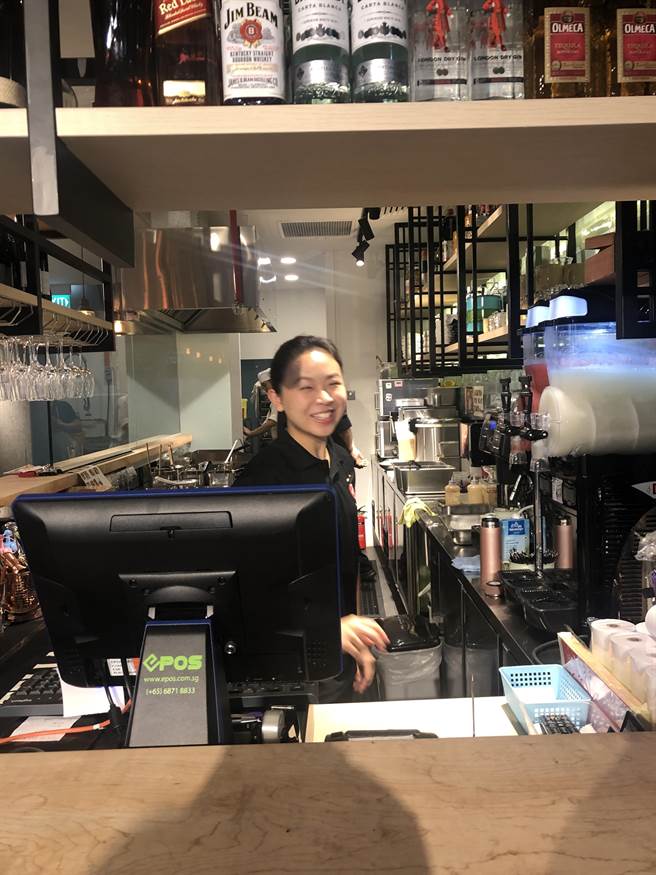 面對新冠肺炎疫情威脅，崇仁醫護管理專科學校餐飲管理科今年仍有7名學子為汲取實務經驗，提升專業競爭力。（崇仁醫護管理專科學校提供∕呂妍庭嘉義傳真）