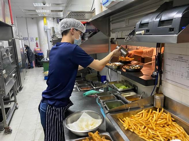 面對新冠肺炎疫情威脅，崇仁醫護管理專科學校餐飲管理科今年仍有7名學子為汲取實務經驗，提升專業競爭力。（崇仁醫護管理專科學校提供∕呂妍庭嘉義傳真）