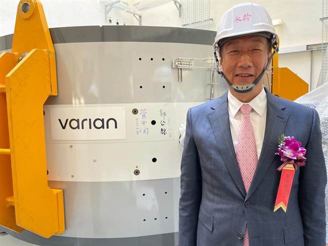 （鸿海创办人郭台铭在辐质中心ProBeamR 质子治疗系统吊装典礼上表示，如果台湾希望有护国群山，生技产业绝对是政府要支持发展的重点。图／永龄健康基金会提供）
