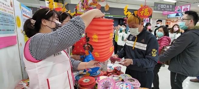 彰化家扶20日在家乐福地下一楼办理古早灯公益义卖会，邀请社会大眾一同投资家扶儿少就学，牛转幸福迎新春。（吴敏菁摄）