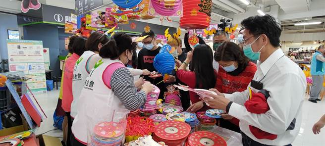 彰化家扶20日在家乐福地下一楼办理古早灯公益义卖会，邀请社会大眾一同投资家扶儿少就学，牛转幸福迎新春。（吴敏菁摄）