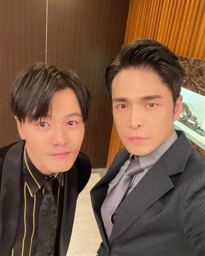 黄文星（左）和Gino开工拍摄《多情城市》。（翻摄脸书）