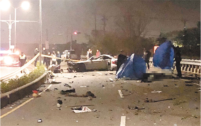 大年初四百万ＢＭＷ和美撞护栏2人惨死杜男幸存酒驾肇事。（民眾提供／吴敏菁彰化传真）