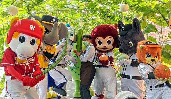 屏东县长潘孟安（中）与今年热博彩稻主题「中华职棒大联盟吉祥物」合体，在热博瓜果绿廊内一起宣传屏东农村好食材。（潘建志摄）
